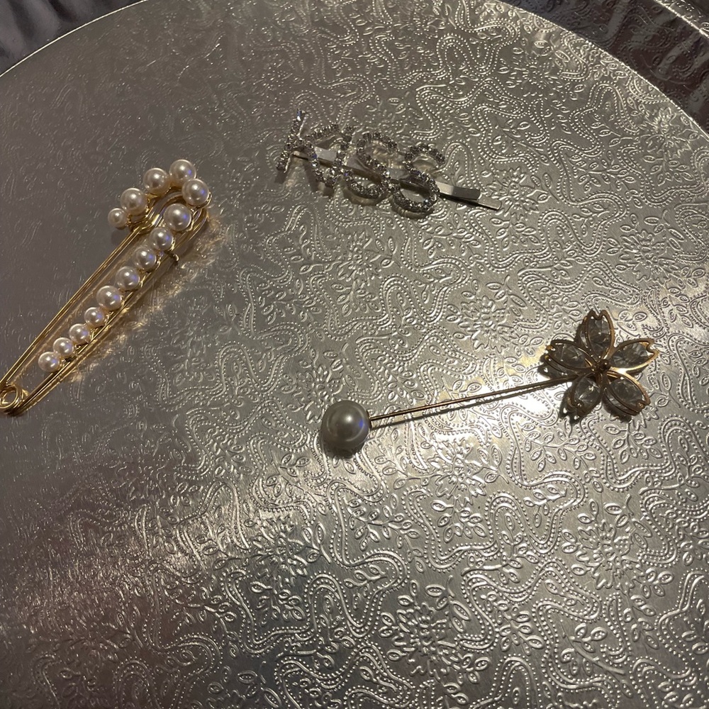 Pearl set brooches and hair clip